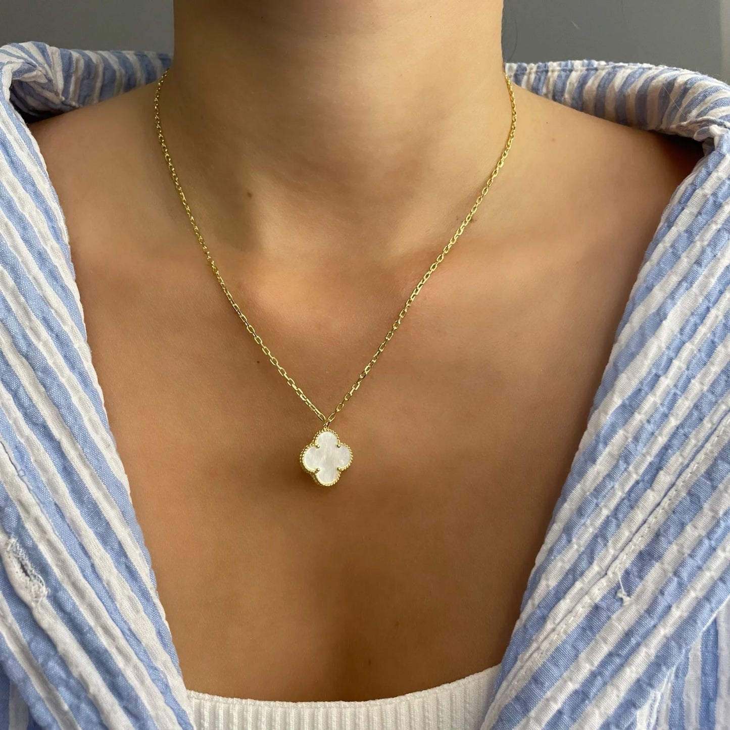 Yonca Model Beyaz Renk Paslanmaz Çelik Üzeri Altın Kaplama Kolye