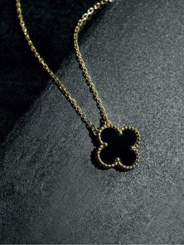 Yonca Model Siyah Renk Paslanmaz Çelik Üzeri Altın Kaplama Kolye